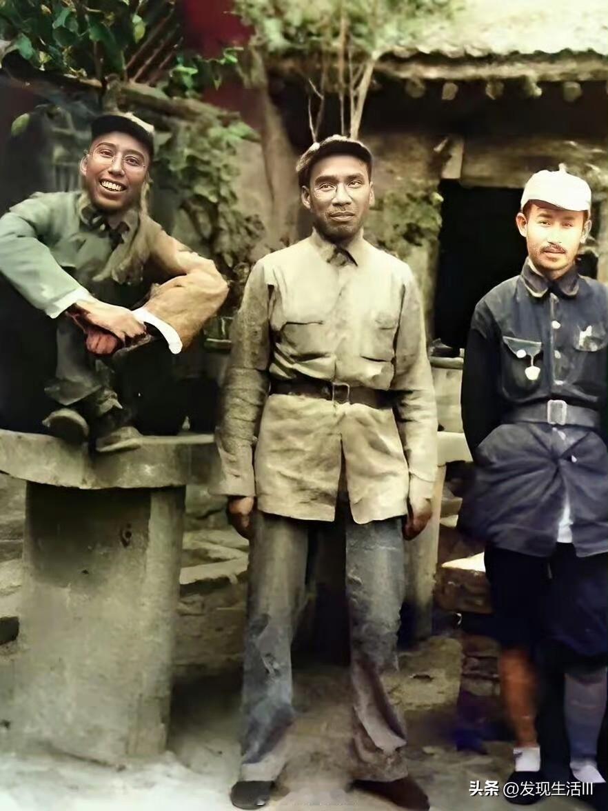 这是一张非常有历史价值的照片，拍摄于1937年，反映了抗日战争初期的历史瞬间。照