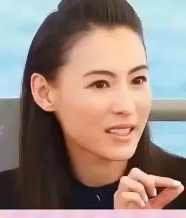 人们常说一日夫妻百日恩，虽说张柏芝和谢霆锋离婚了多年，但是他们的心中还是深深的爱