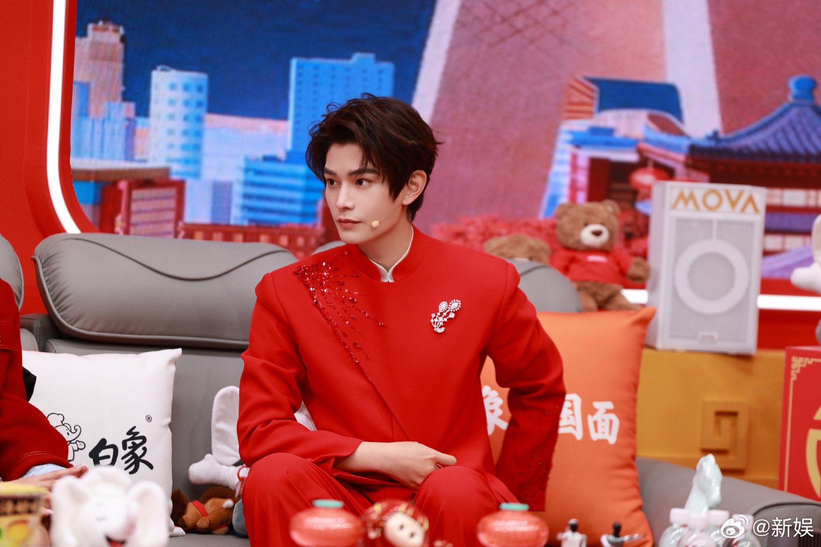 丁禹兮央视春晚合影丁禹兮央视春晚后台合影 是没见过的央视春晚后台的丁禹兮，一套黑