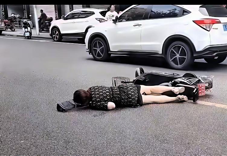 没有底气了？
不是不想去扶，是不敢去扶，真扶不起啊？王法官的警言绝句震耳欲聋，一