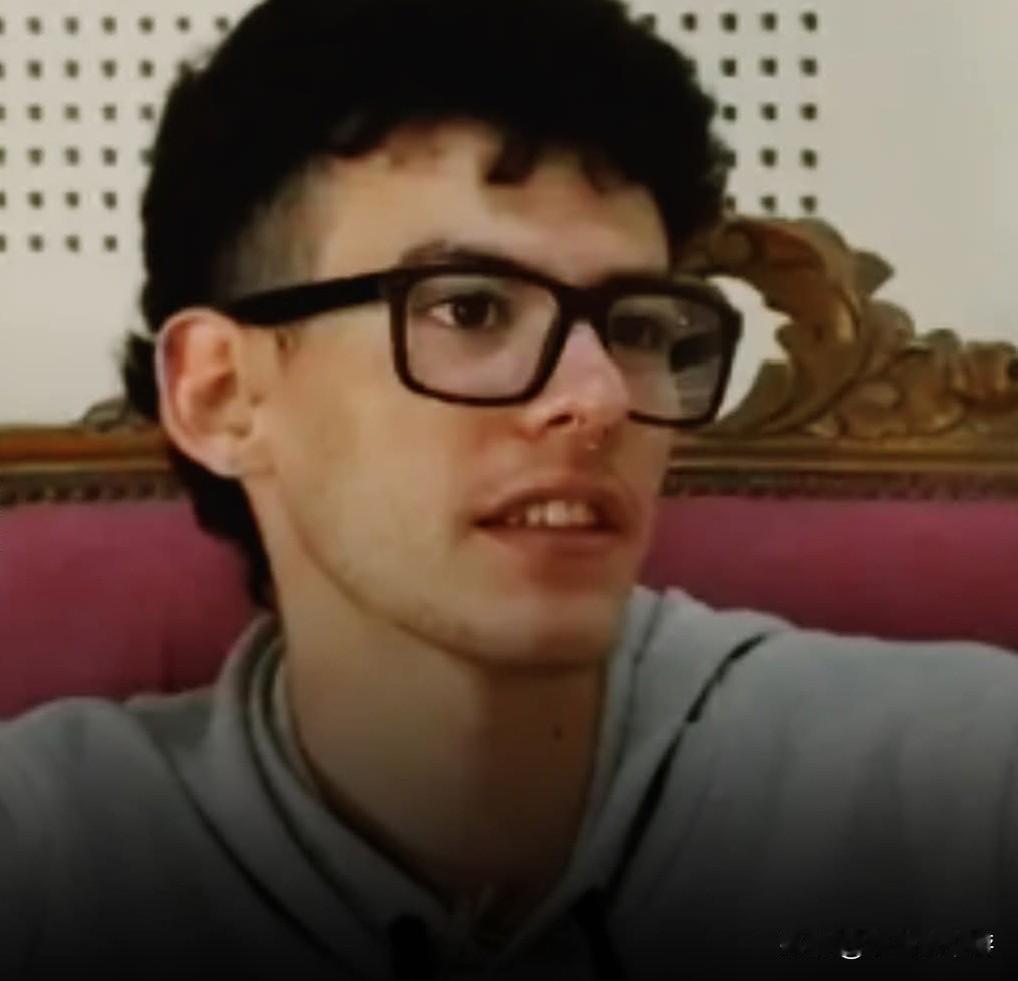 国外一名21岁的年轻人说，他的父母应该养他，因为他没有选择来到这个世界，而是他们