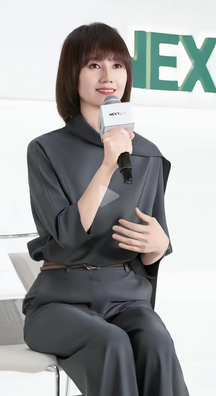 她们两位是娱乐圈所有女演员穿搭最得体大方的美女