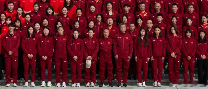 吴艳妮刘景扬国家队合影站位有些特别 这就开始暗自较劲了？ 明年PK大仗有的是第一