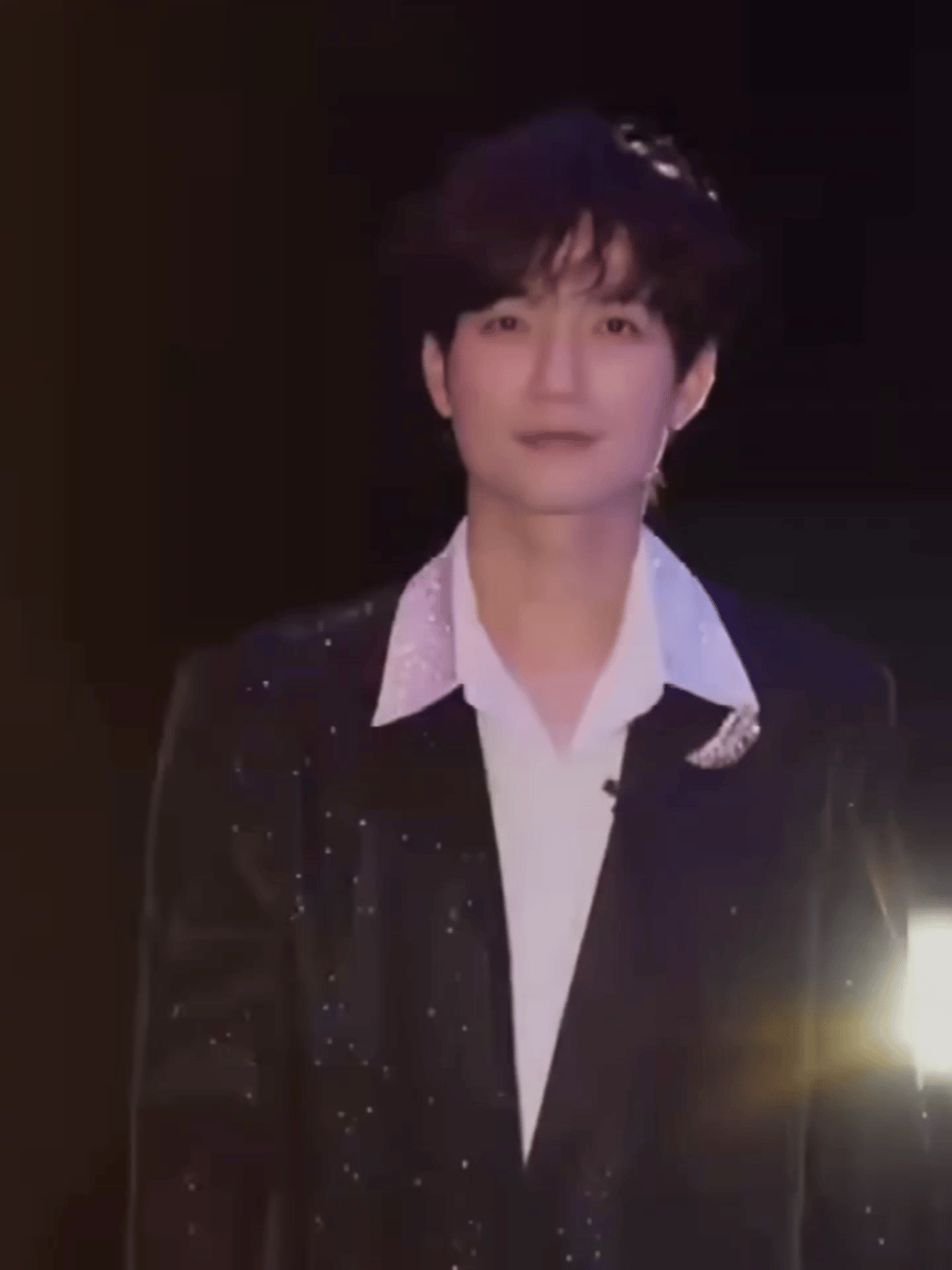 陈楚生 
今晚会唱23年新发的歌曲《对立回忆》
之前他只在武汉巡演唱了几句
当时