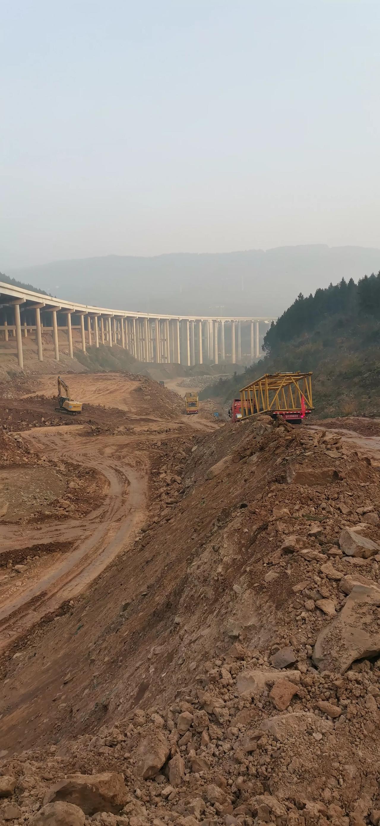 工头说
东哥啊
皮卡车刹车管有些漏油
但是胶布缠住了
车上的电机今天必须送城里修