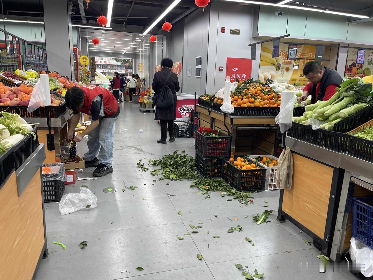 晒图笔记大赛脏，很脏，太脏了，这家福鑫超市是新开不久的店，在金凤坛周边，门口招牌
