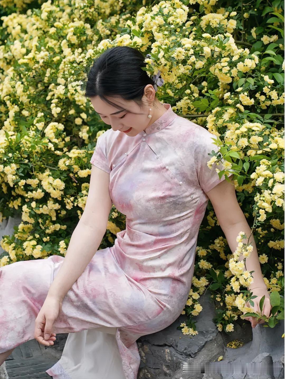 得趣不在多，一盆清泉、拳石小山，便纳得烟霞气象，山川灵秀皆在其中；会景不在远，一