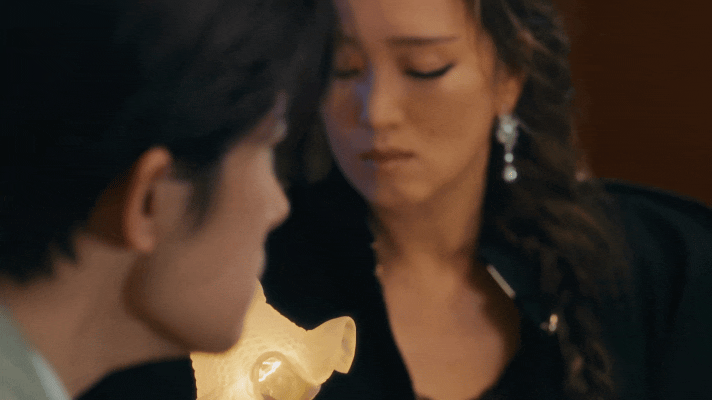 巩俐 易烊千玺    Marie Claire九月刊封面预告镜头下易烊千玺的侧脸