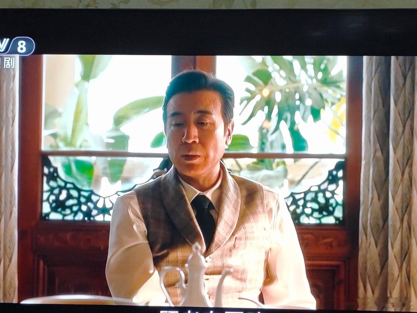 《八千里路云和月》双线叙事头重脚轻，大量剧情男主角王阳不在场，只是背景，配角黄澄