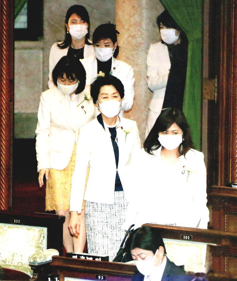 2021年2月9日，日本主要在野党女性议员集体穿白色服装、佩戴白色玫瑰出席国会会