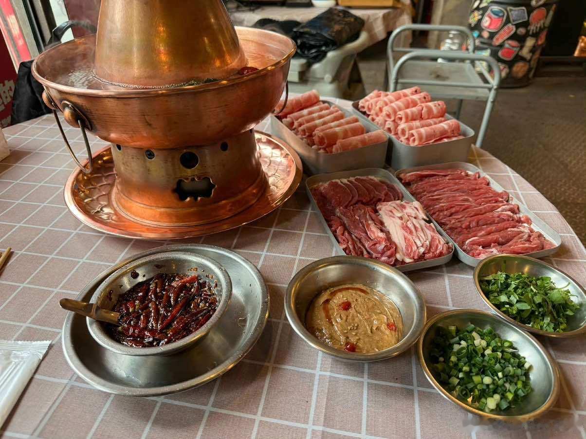 马龙Prada皮衣花海被迫吃个午饭花海被迫吃个火锅 富公喔，大中午吃这么好！ 