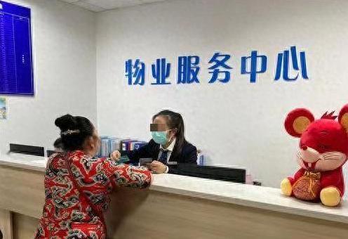 浙江，一女子将女儿玩具车放在自己的三个车位上，结果却遭到物业私自破坏，女子见状直
