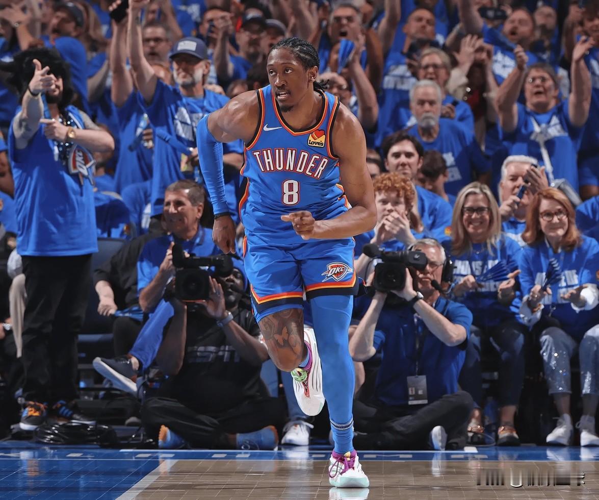 雷霆遭重创！杰威腿筋又拉伤了

据美媒Underdog报道，雷霆防守核心杰伦-威