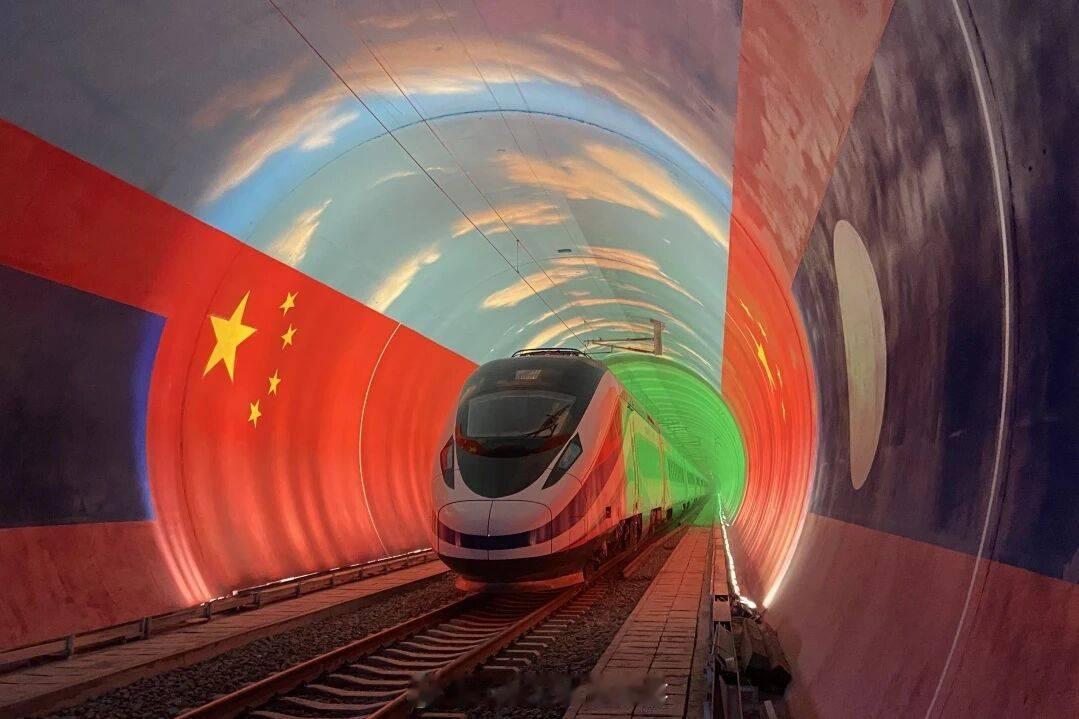 铁路,晚安 不必追赶别人的花期，你自有你的四季，慢慢走，花开自有其时。晚安~ 
