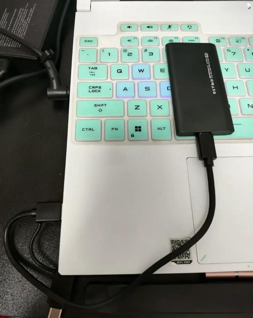 娃他爹给我买了个4TB的移动固态硬盘，说你当个U盘使就行，照片文件啥的都往里放就