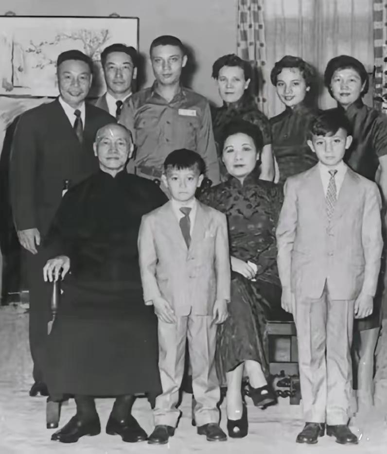 有缘入此门，
全是蒋家人，
不缺油盐米，
幸福伴终身。