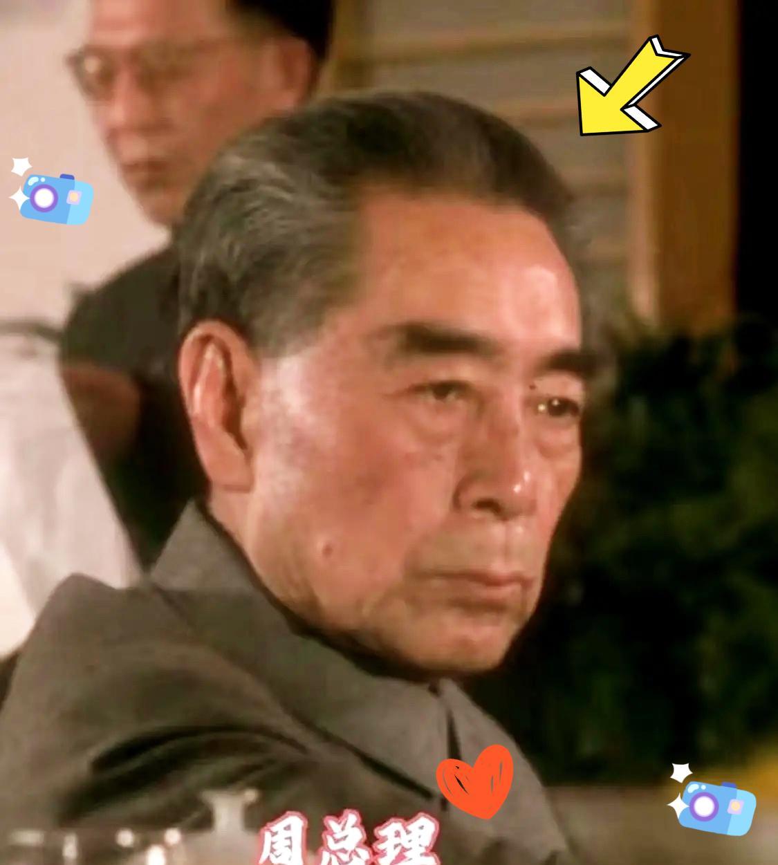 1973年，北京大兴一间教室，周总理突然蹲下身，用手细细摸了一遍课桌的边沿。
在