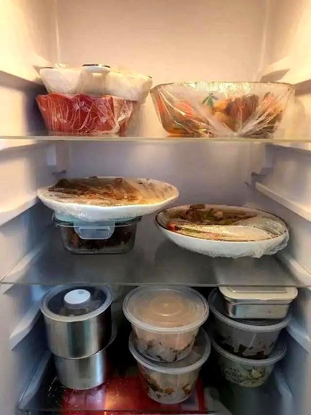 先别急着划走，看看你家厨房，那盘吃剩的红烧肉，是不是正冒着热气，在桌上“冷静”呢