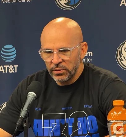 NBA常规赛继续进行，独行侠主场134-128战胜湖人。赛后，独行侠主教练基德接