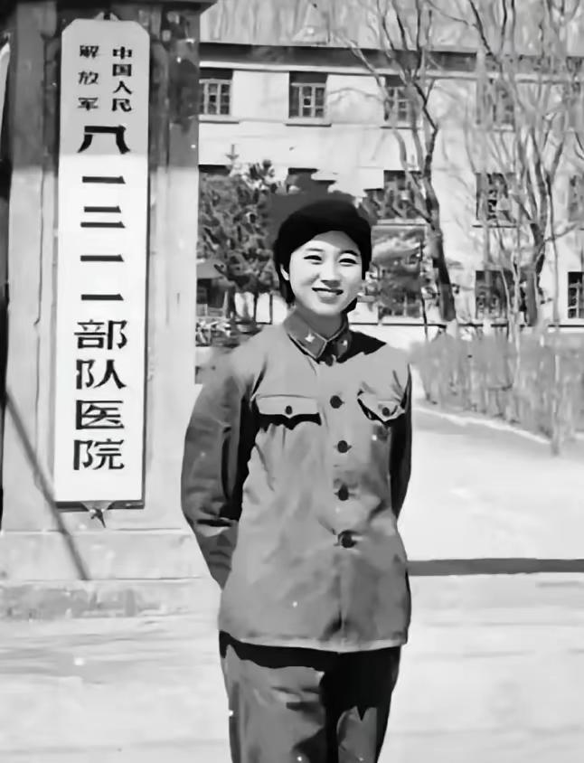 1985年，一名年轻的解放军女战士，站在部队医院门口。一身整洁的军装，眉清目秀五