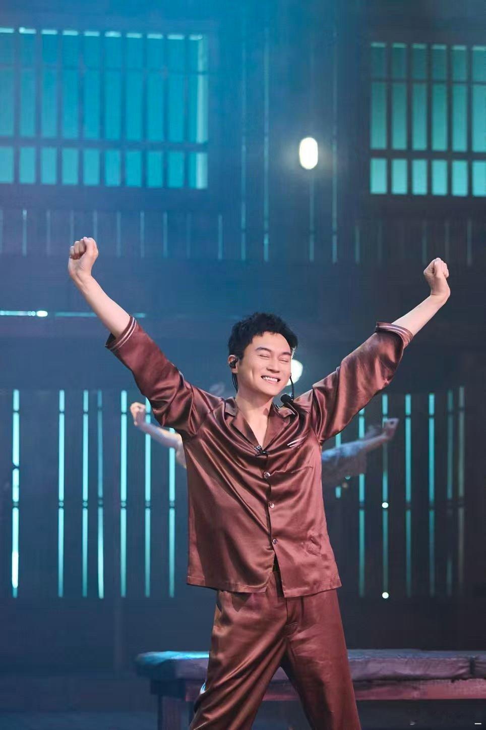 苏醒音综史上第一个洗澡按摩舞台 苏醒这次是真洗把脸就上节目了，披哥四公《爱我的请