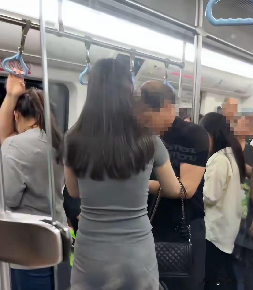 被骂“为老不尊”不冤！看美女也就算了，大爷你还拍，拍了被发现要你删，你还死拧着不