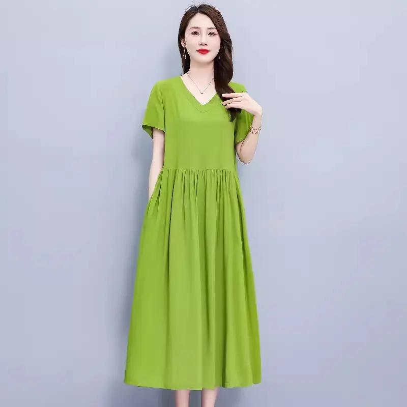 妈妈选夏季连衣裙，这些要点别错过 这款2025夏季棉绸连衣裙适合通勤等场景。它是