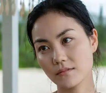 说实话我没觉得王菲是惊艳大美女，她的蒜头鼻不算精致，单看五官算不上亮眼挂的。但她