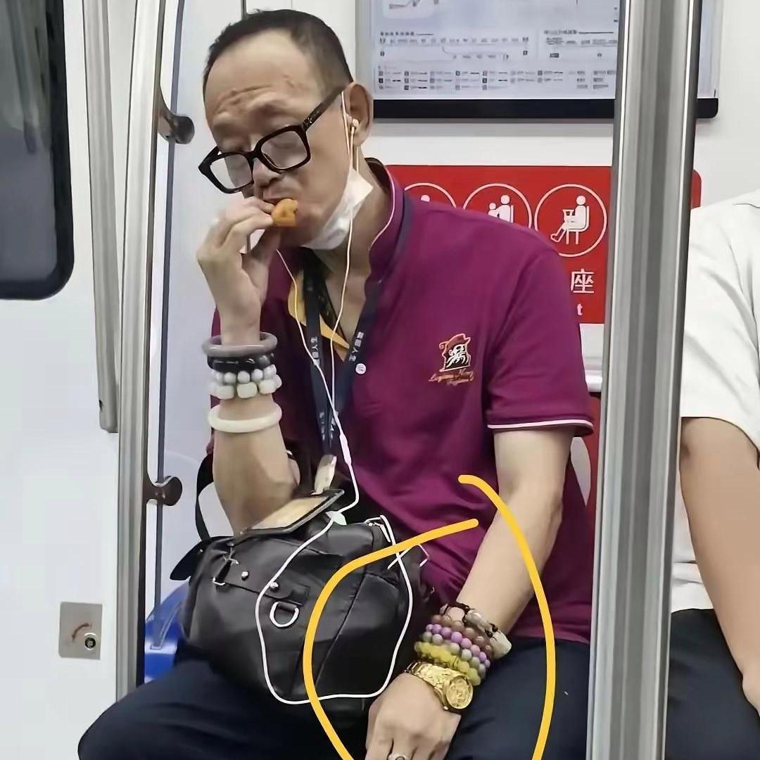 地铁偶遇一位大哥，手腕堆满饰品直接看呆了！
 
坐地铁被旁边大哥的手腕狠狠吸引，