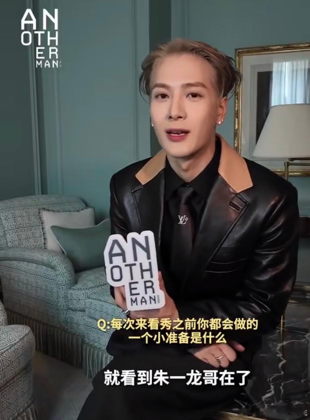 王嘉尔巴黎健身房偶遇朱一龙男明星都卷起来，皮肤管理和健身都要有啊！王嘉尔在巴黎健
