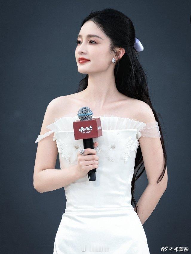 李沁把Prada穿出文艺高智感李沁四登时装五月双封面 谁没被李沁这组Prada造