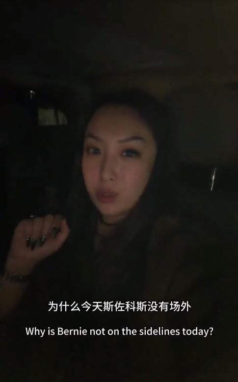 怪不得今晚斯佐科斯没有教练，原来她的教练和萨马拉已经先回国了，所以就剩下她一个人