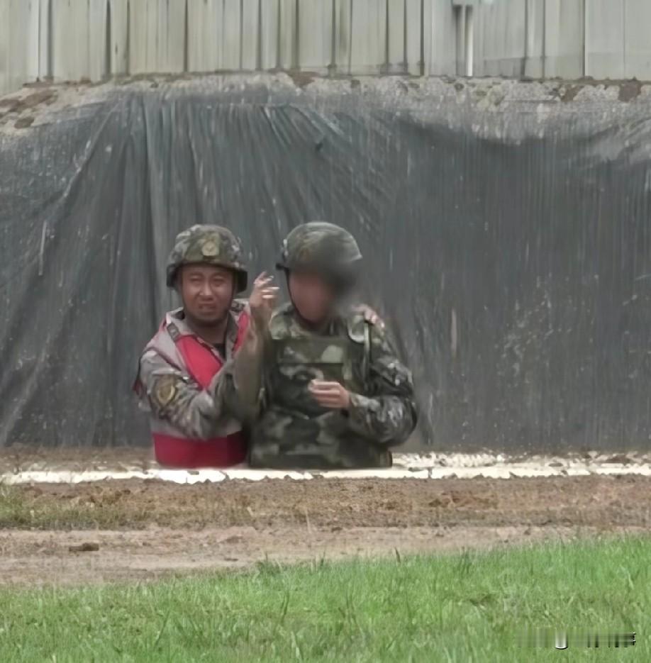 广东，一武警实弹训练场里，发生了惊险一幕，新兵投掷手榴弹，不小心落到自己脚下，旁