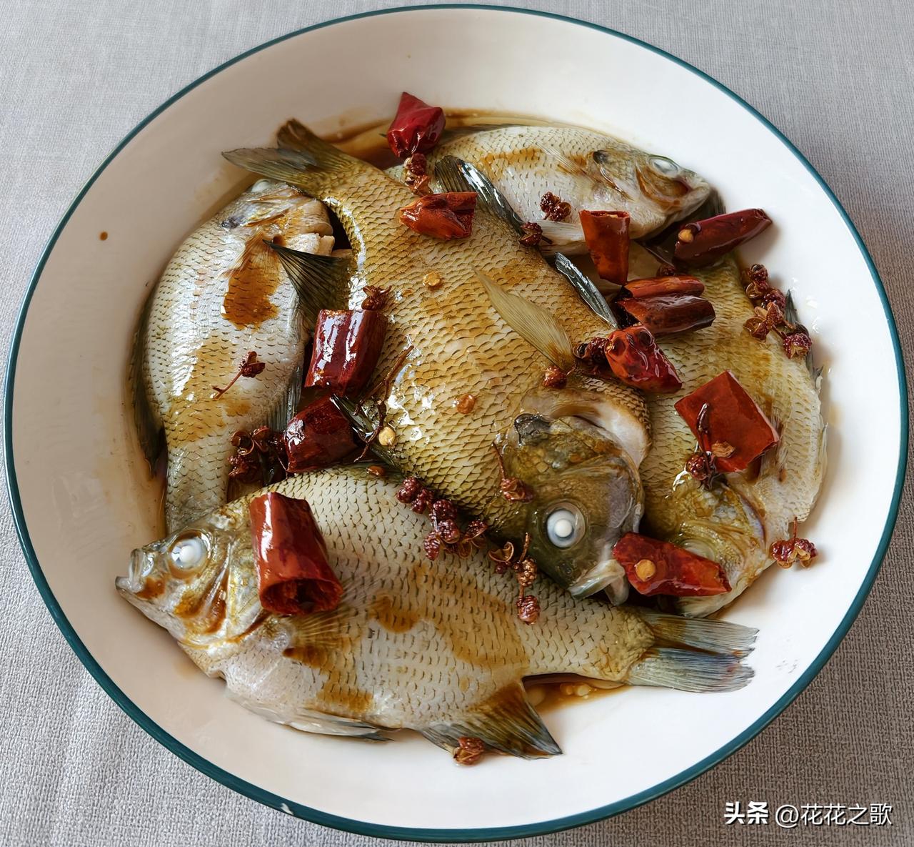 一个要吃莲藕炖汤，一个要吃冬瓜炖汤，那好吧，加点海带和排骨一锅炖，这样就都满足了