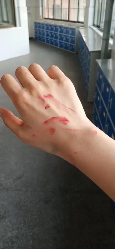 大学生暑假兼职本想赚点生活费、积累经验，谁能料到会遭遇意外。西安大学生小朱在萌宠