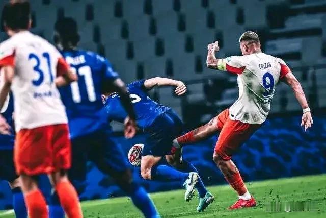 《北青》记者表示韦世豪有可能迎来足协的追罚！此消息一出，却让海港球迷不乐意了，拿