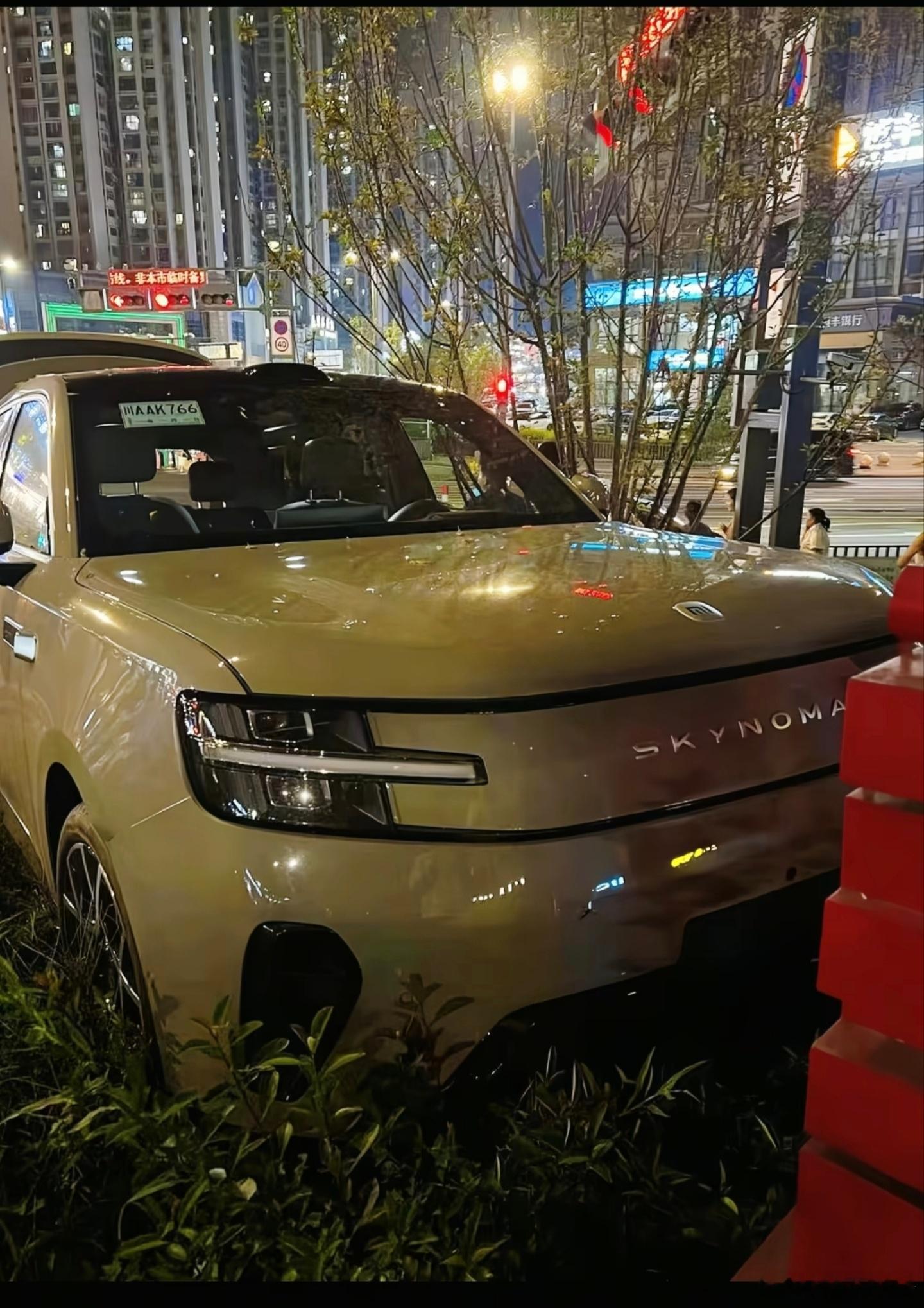 小米澎程首撞活该被黑。这么高的路沿石，你澎程说上去就上去。不仅上去了，前脸还毫无