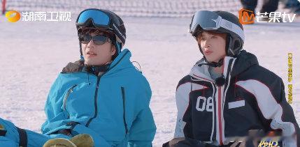 武大靖胜利近在眼前又远在天边 滑雪比赛的反转太刺激！武大靖率先出战一路顺畅，眼看