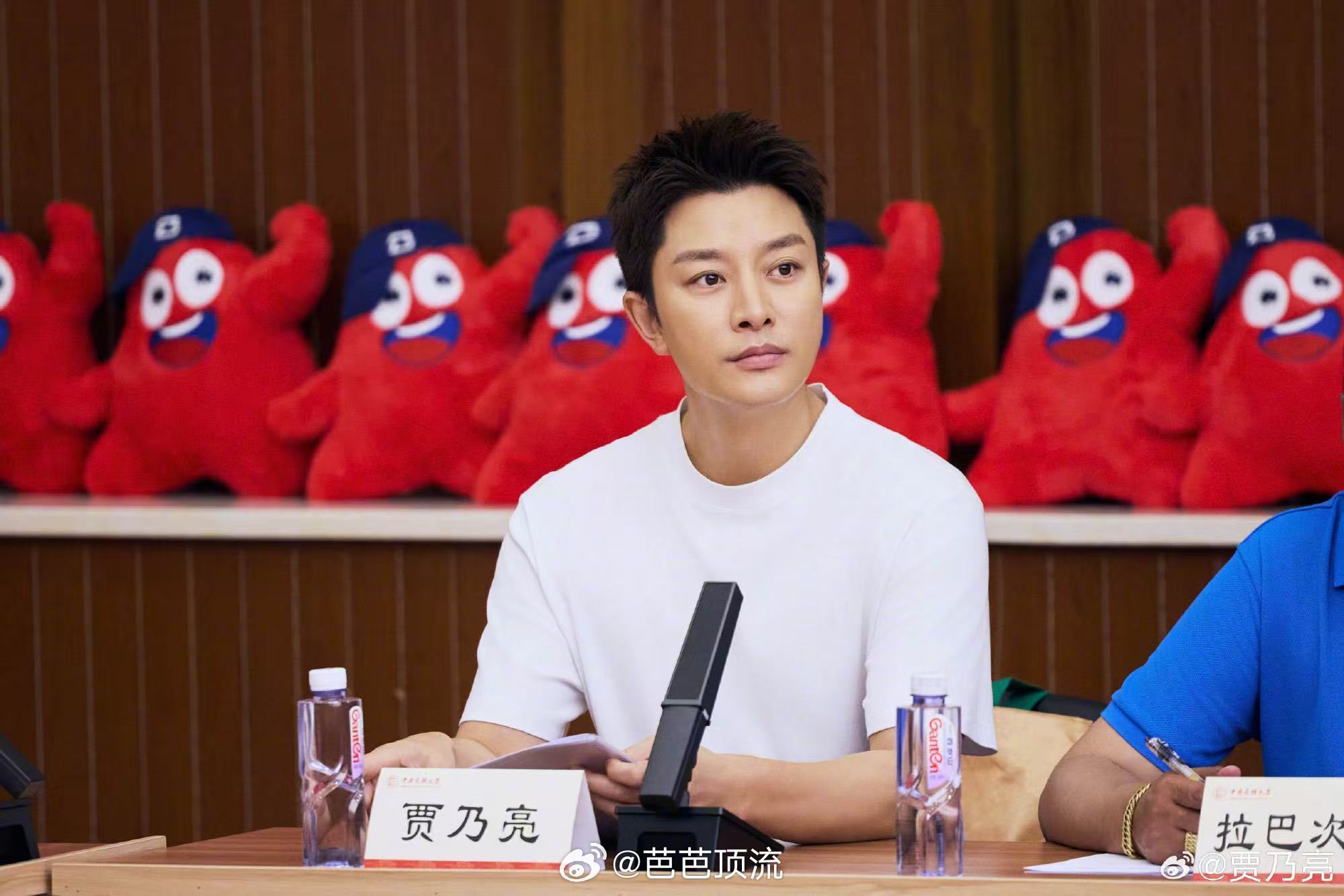 贾乃亮参与西藏研学营 贾乃亮又在默默做好事了！这次是跑去西藏参与研学营，陪着孩子