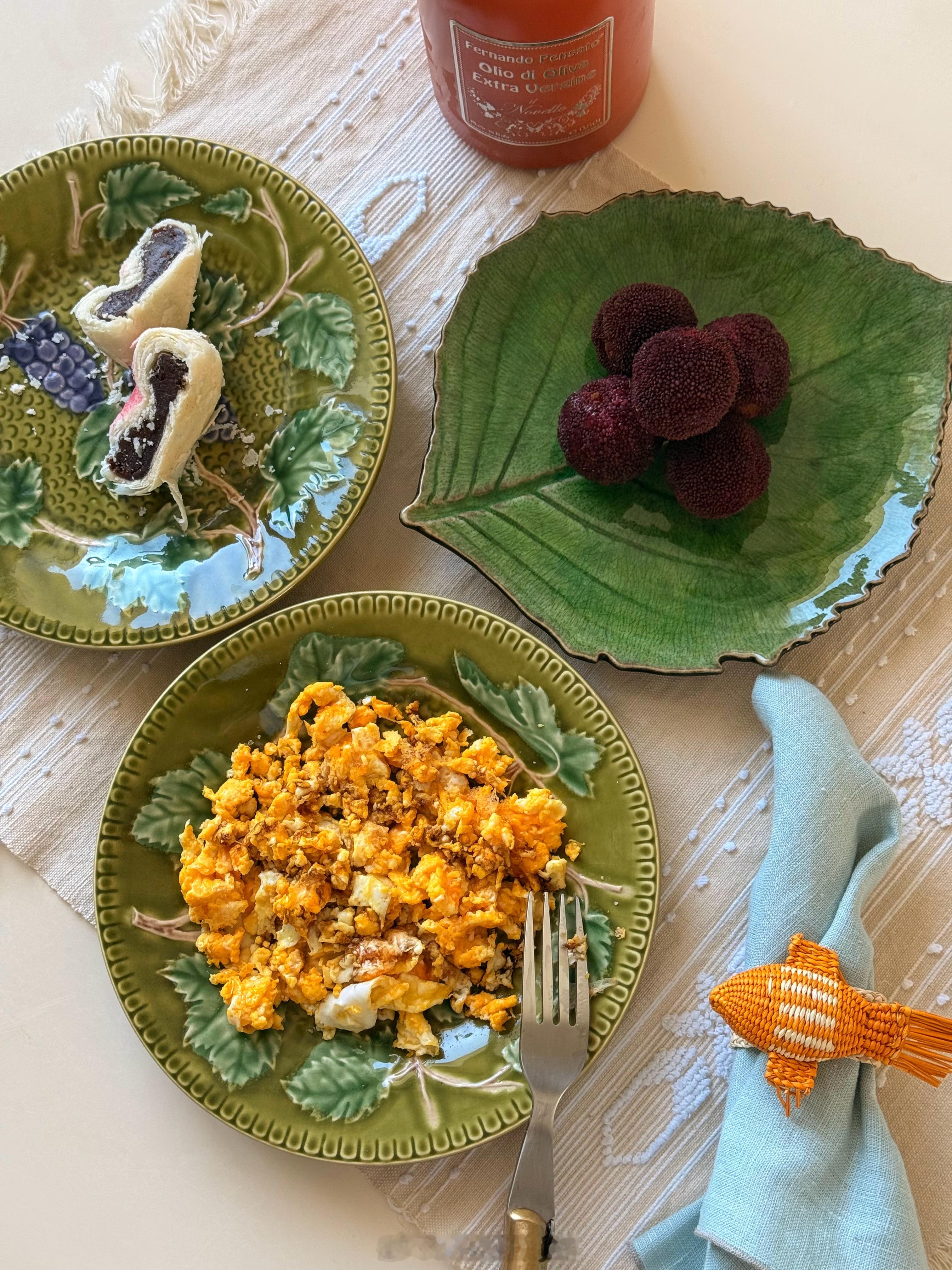 去运动喽！运动前的小早餐，两个不沾锅乱炒的鸡蛋，出锅后淋上橄榄油和海盐，意大利醋