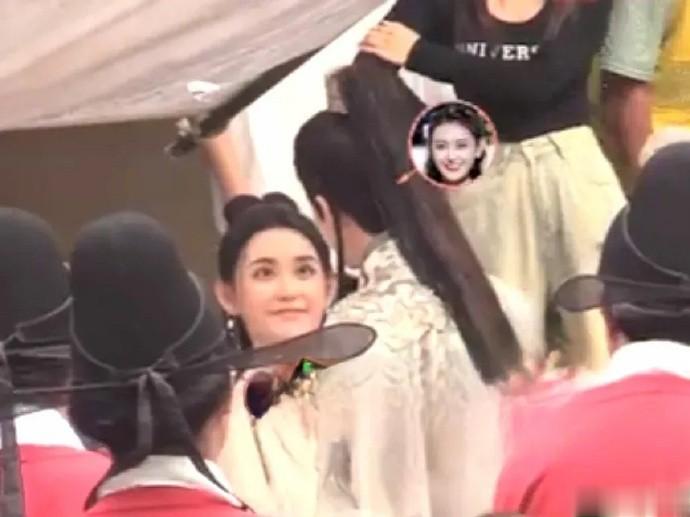 自从前经纪公司删除回应内容后，网上又曝光了蒋依依在剧组拍戏的视频，看来没有任何影