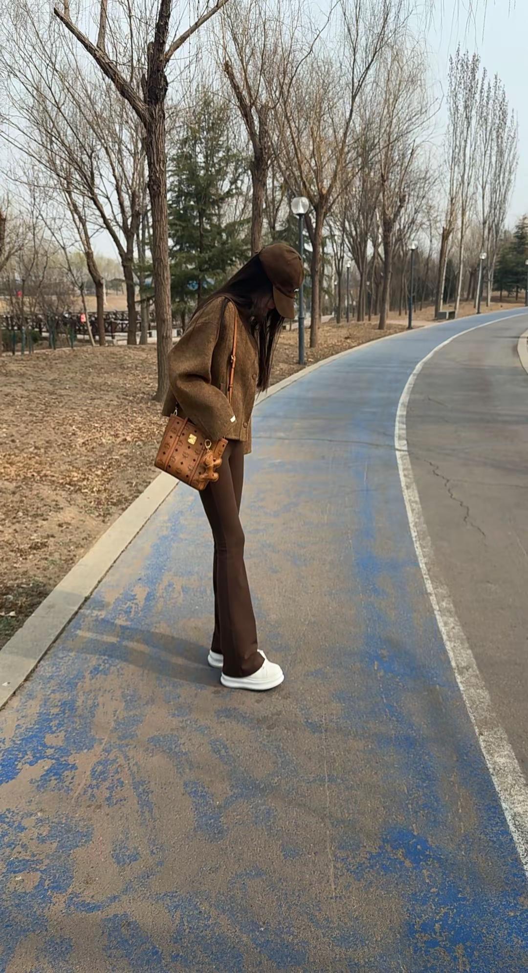 希望在懂得珍惜的时候，            我们都还没有失去太多棕色系穿搭 公