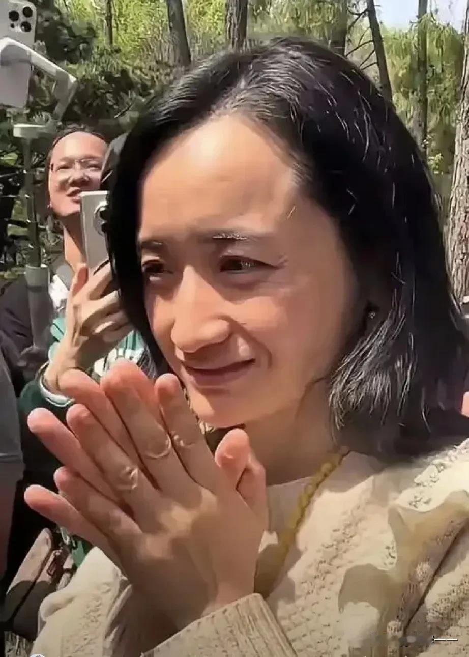 “彩礼80万，少一分免谈！[尬笑]”浙江一相亲市场，38岁女硕士李梅一身白裙气质