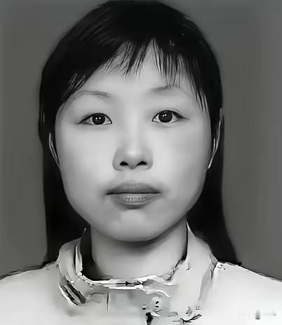 她被埋进废墟，身体被砸成数段。

救援人员赶到时，发现她用身体死死护住一个东西。