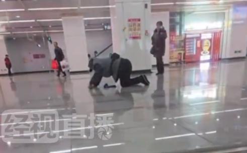 刷到长沙地铁这一幕，我当场红了眼眶！
（文章内容仅供参考，无任何不良引导）
今天