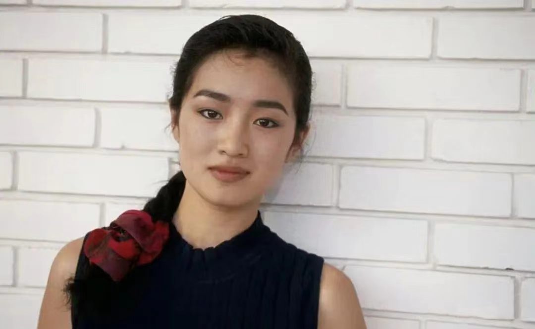 巩俐拿盒饭都像在晚宴巩俐能把普通衬衣穿成高定感巩俐能把普通衬衣穿成高定感，，最新