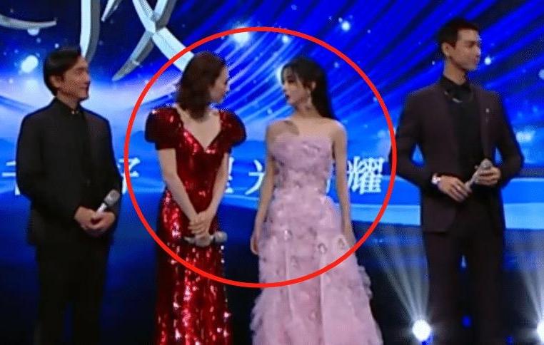 章子怡不是刚刚和赵丽颖互关的
她是之前就批量关注这部电影的演员了，关注顺序都是按