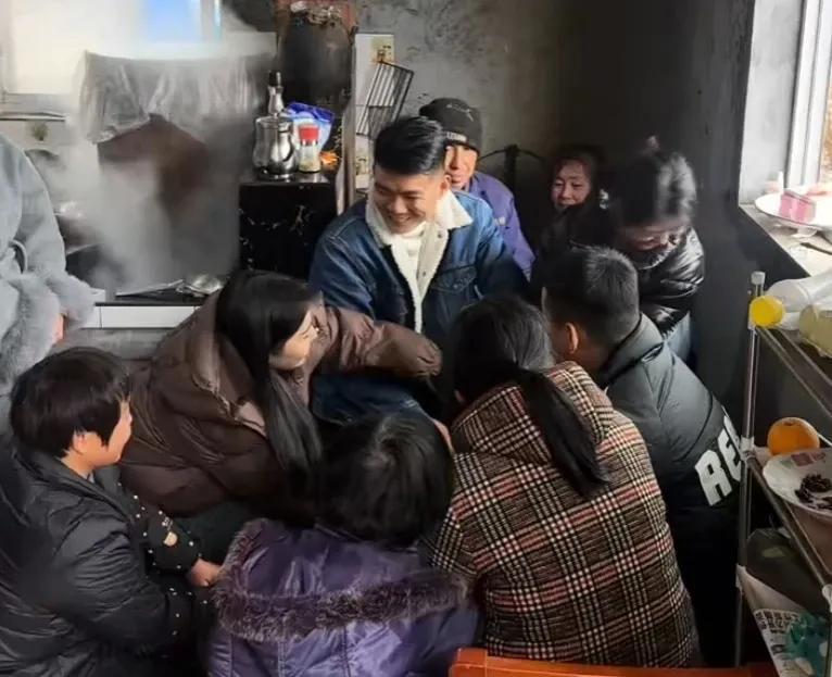 结局来了：姐姐将亲妹妹介绍给小叔子，强行让两人“牵手成功”，小叔子第一次牵女生手