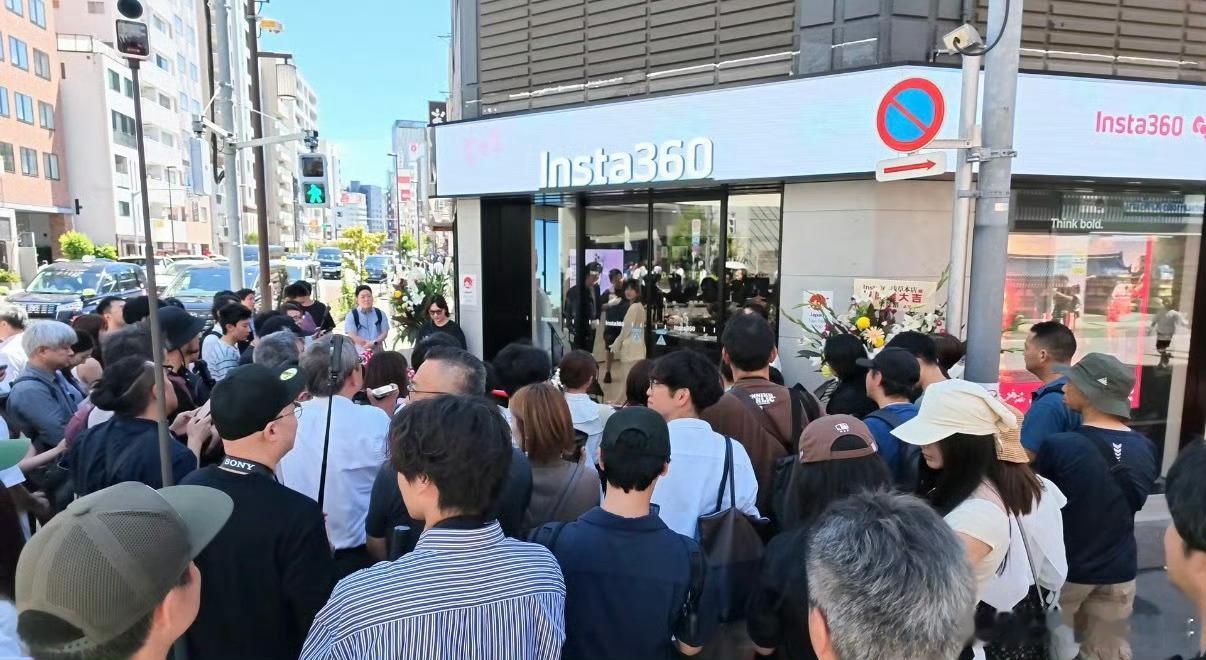 消费选择源于产品实力，日本本地摄影爱好者背着熟悉的相机，在烈日下排队，只为亲身感