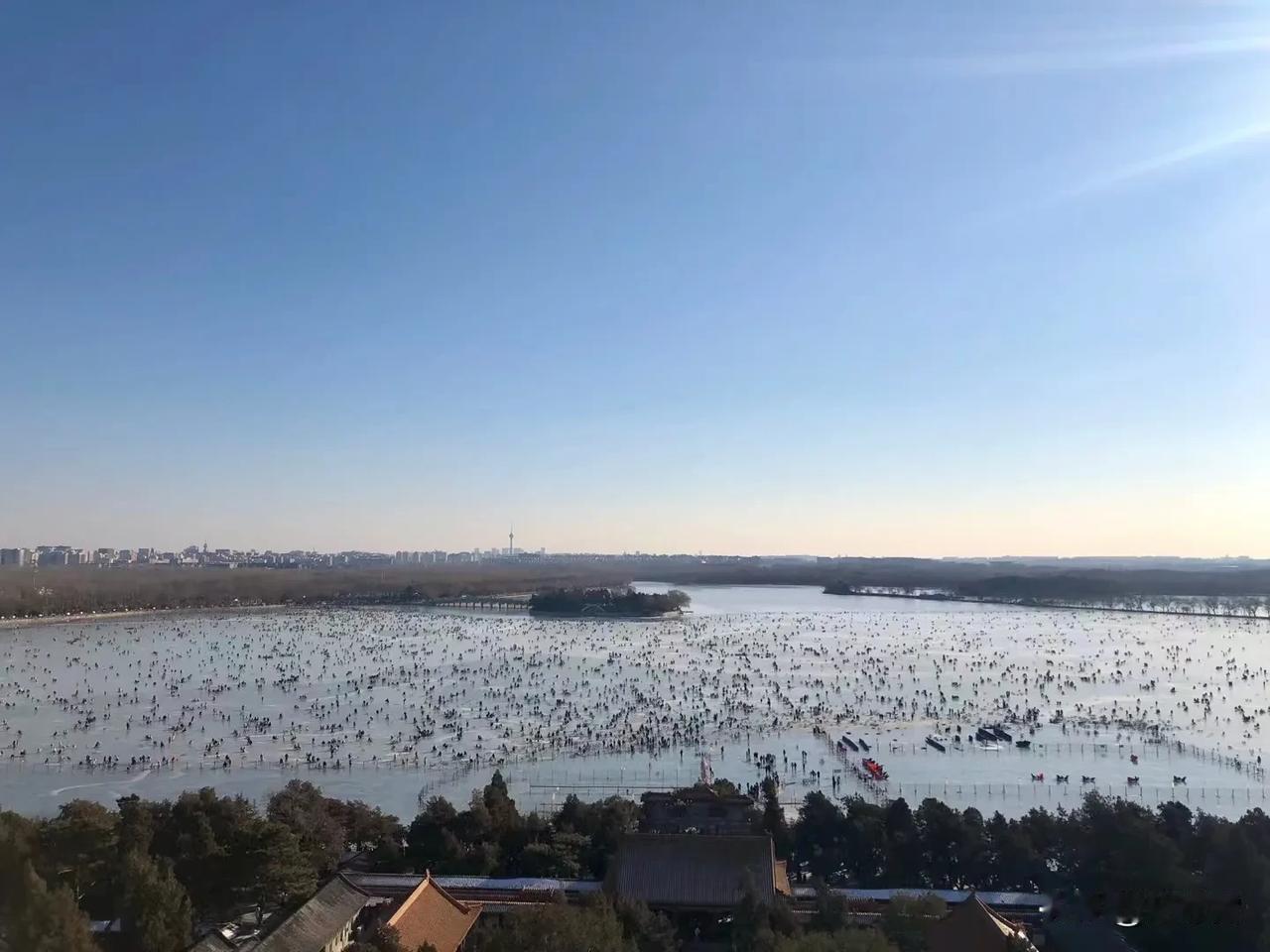 冬天的颐和园并没有比夏天少多少游客，进门的时候居然还需要排队！然后爬上万寿山佛香